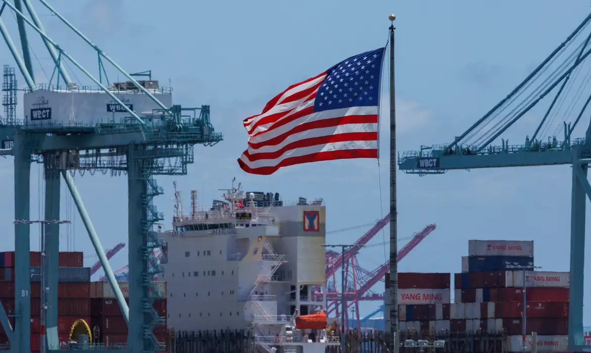 Decreto de Trump impõe tarifa adicional de 25% sobre produtos da Índia