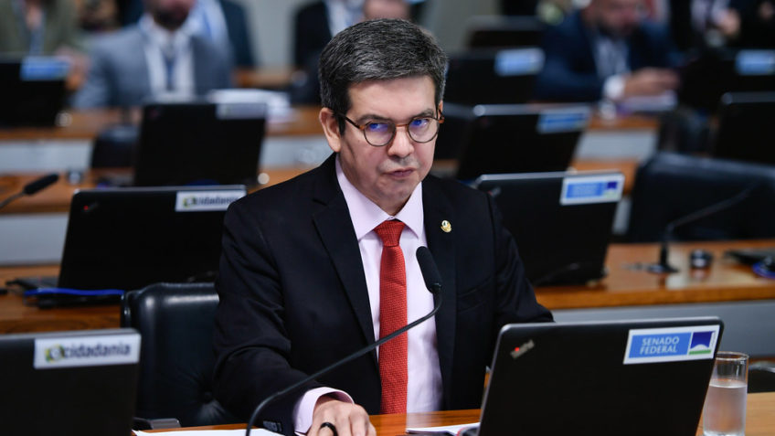 Estão impedindo o Brasil de andar, diz líder do governo no Congresso