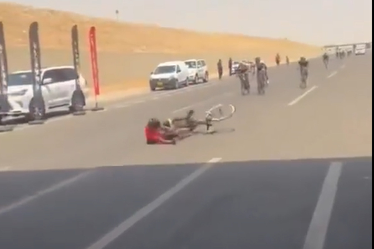 Ciclista comemora antes do fim da prova e reviravolta acontece; assista