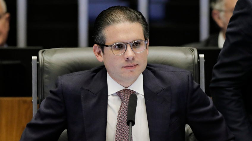 Motta convoca sessão e ameaça suspender mandato de deputados