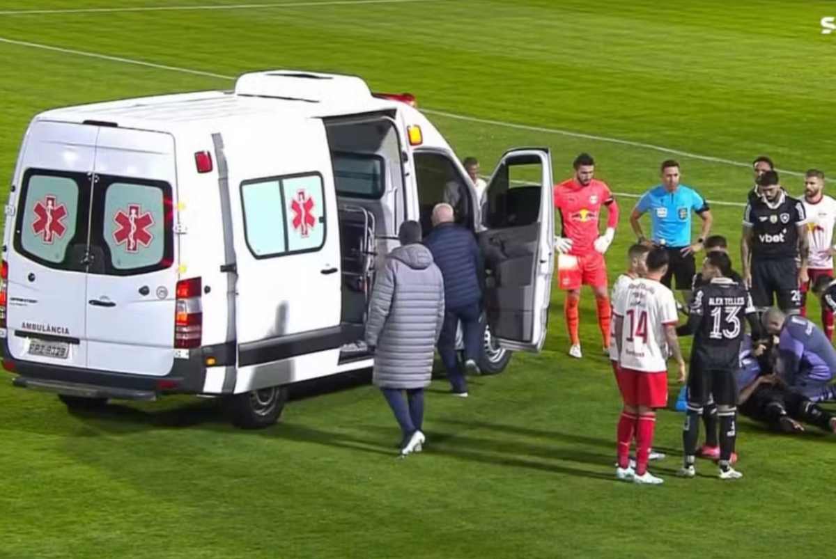Jogador do Botafogo deixa campo em ambulância após choque de cabeça