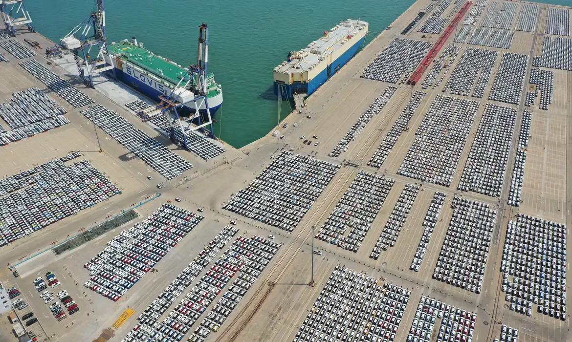 Com tarifaço, desafio de exportadores é encontrar novos mercados