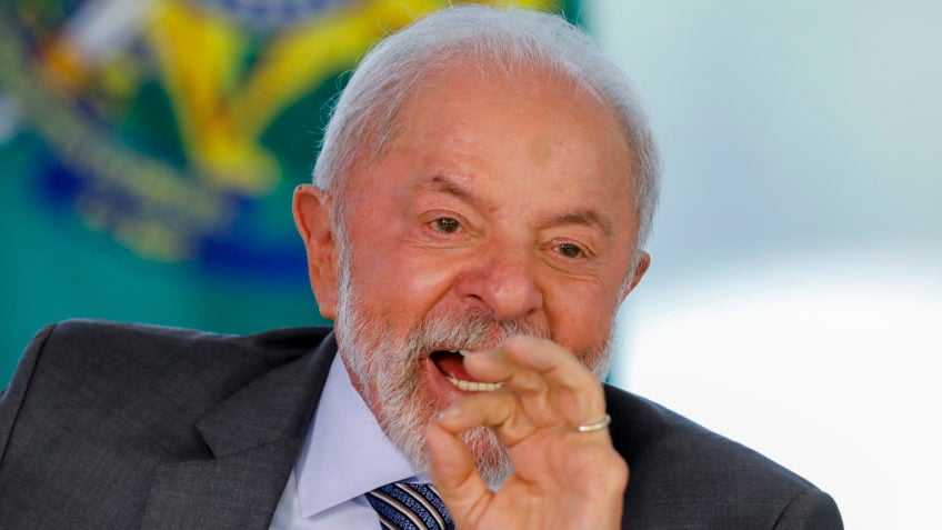 Bolsonaro e Eduardo deveriam ser condenados por traição, diz Lula