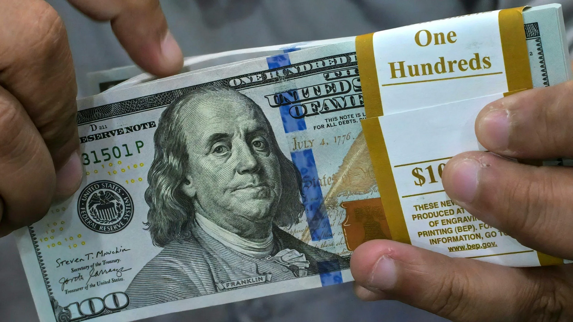 Dólar fecha abaixo de R$ 5,50 pela primeira vez em quase um mês