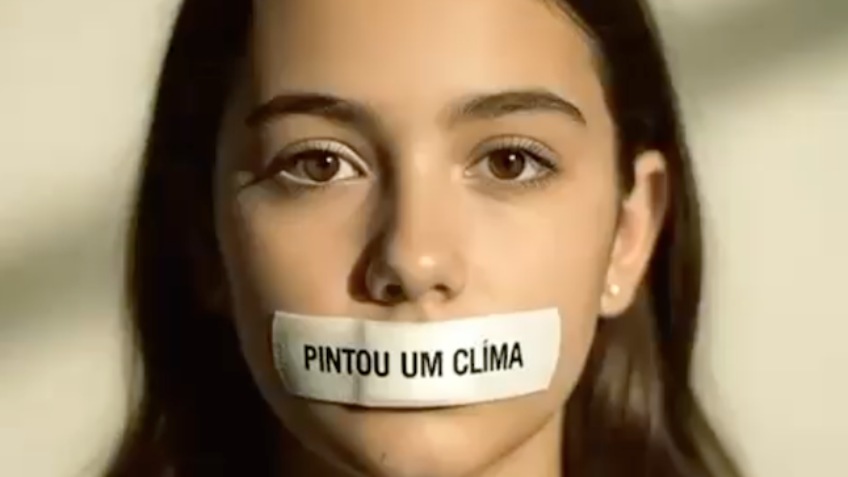 Vídeo rebate bolsonaristas com esparadrapo ocupando Congresso