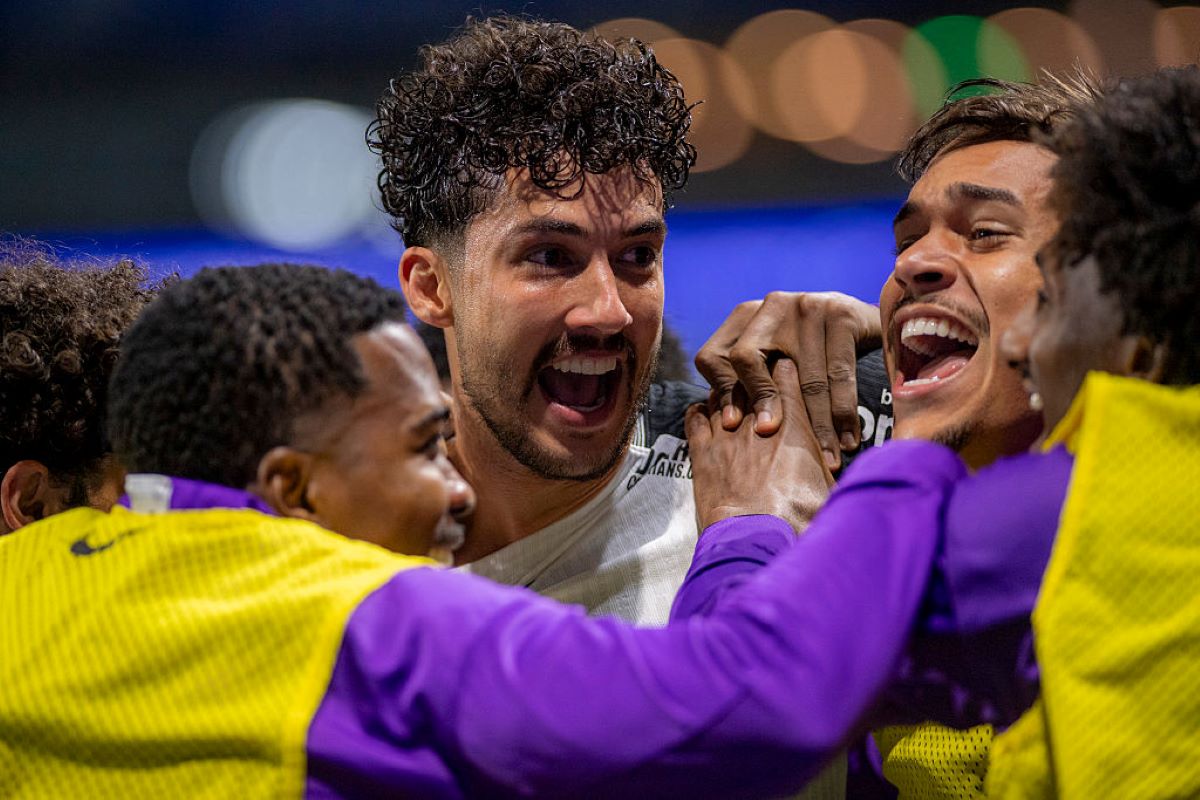 Com um a mais, Corinthians vence Palmeiras e avança na Copa do Brasil