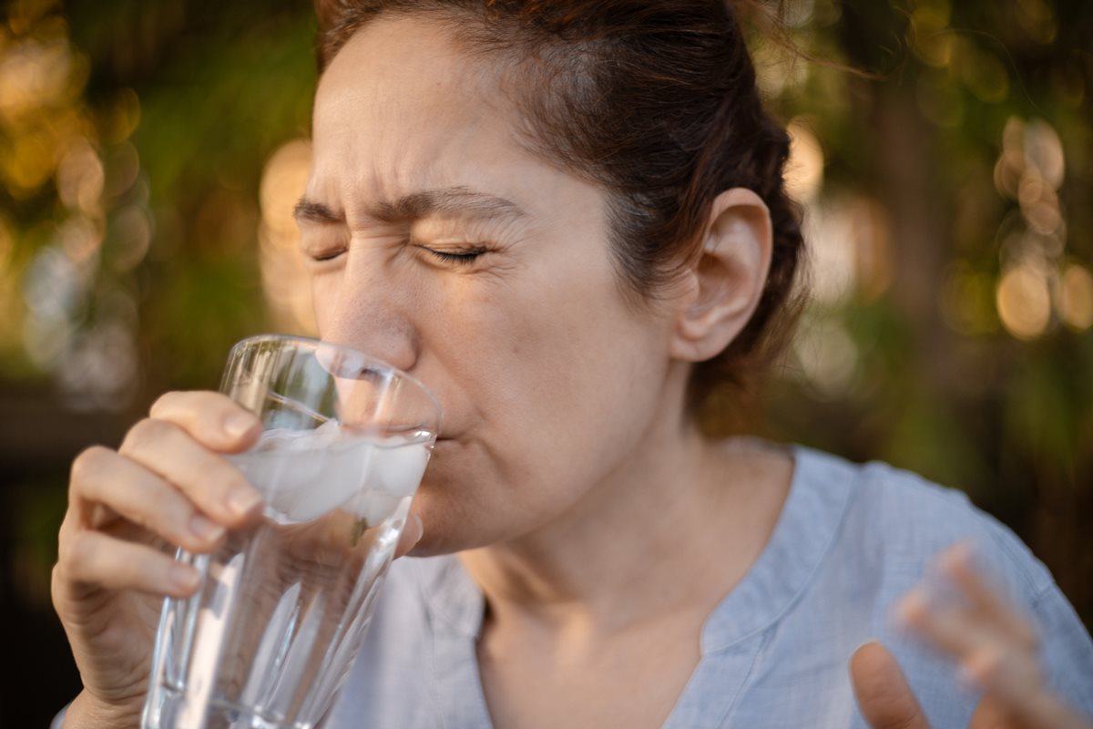 Água gelada faz mal? Especialistas esclarecem mitos sobre a bebida