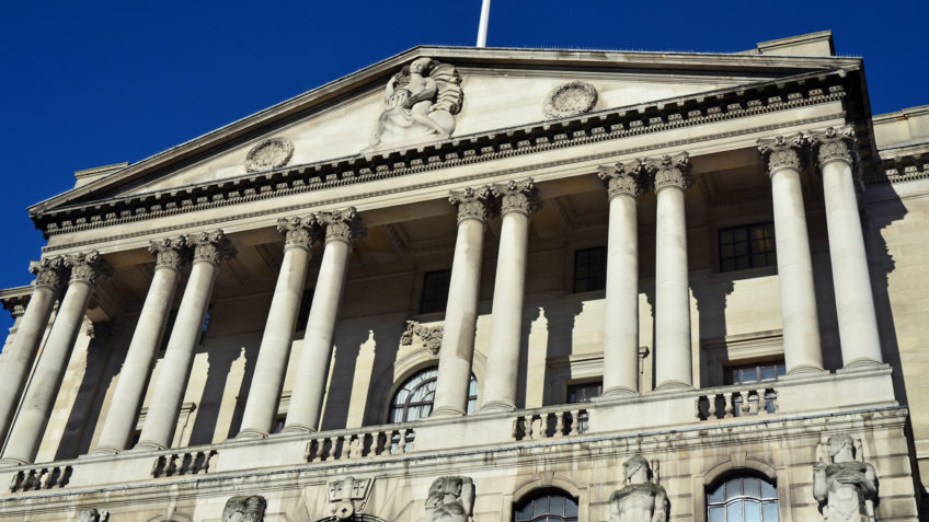 Banco da Inglaterra corta juros para 4% e mantém política monetária restritiva