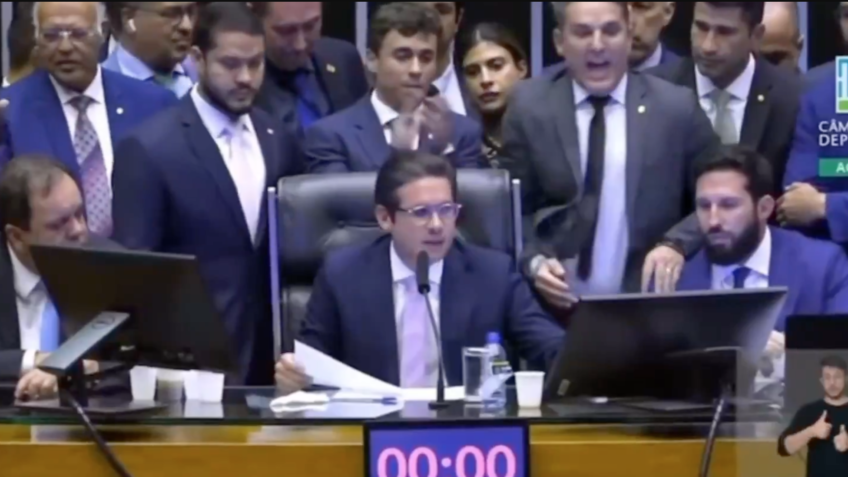 Nikolas Ferreira cai durante empurra-empurra na Câmara