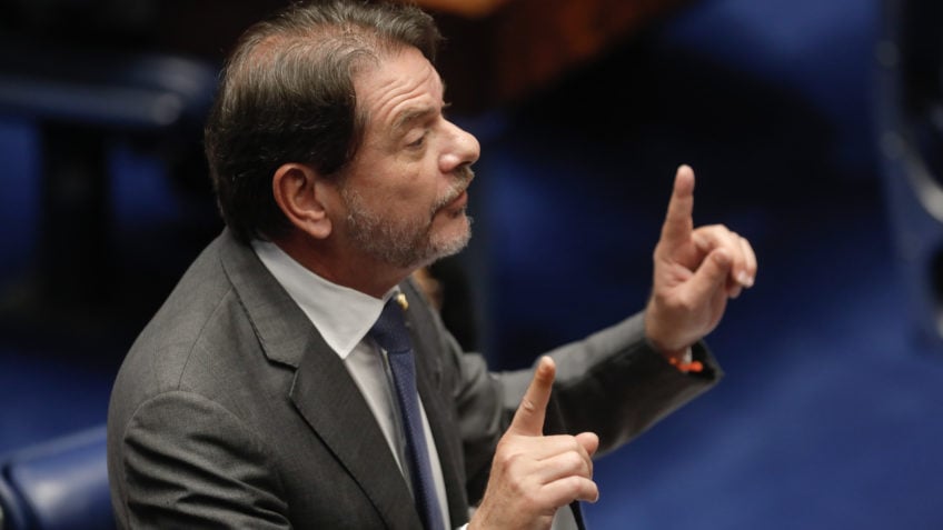 Cid Gomes sugere usar retroescavadeira para desobstruir Senado