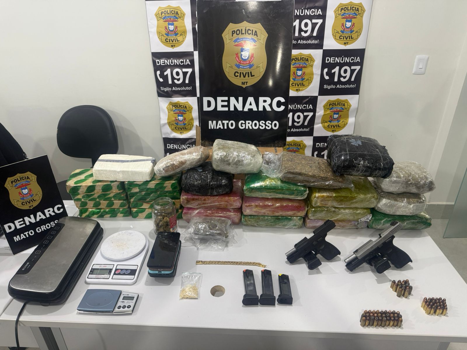 Polícia Civil prende quatro pessoas com grande quantidade de drogas em condomínio residencial em Cuiabá