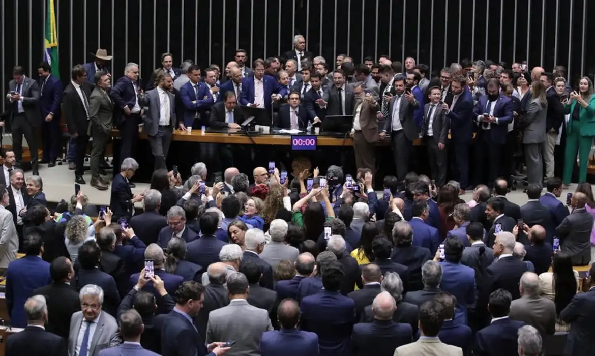Após ocupação de Plenário, Hugo Motta abre sessão e pede respeito