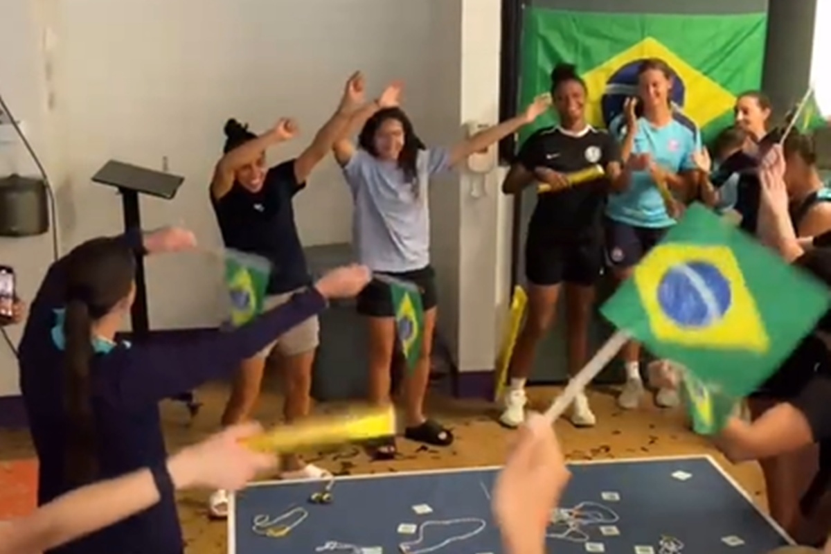 Vídeo: time dos EUA faz festa para Marta e Angelina após Copa América