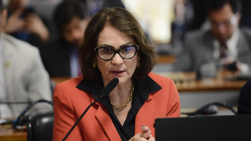 Damares diz que Moraes viola direitos humanos e apresenta lista