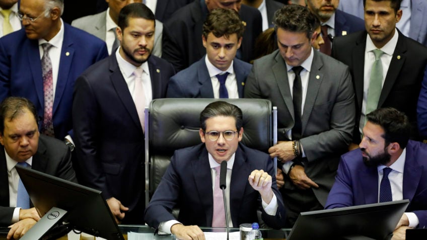 Mesa Diretora da Câmara estuda sanções contra congressistas
