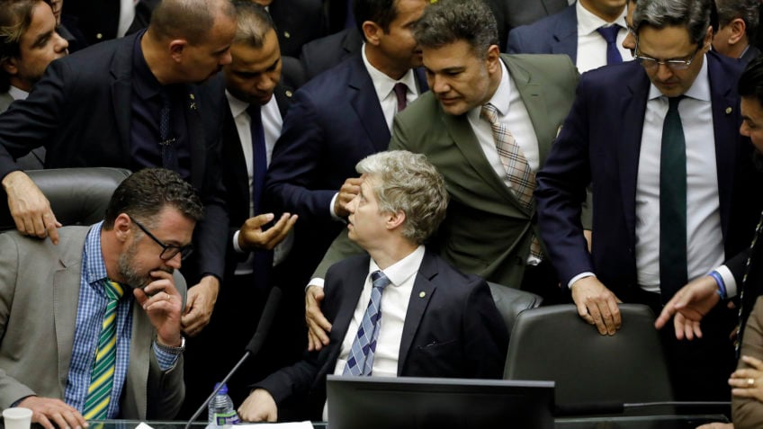 PT pede suspensão dos mandatos de 5 deputados após obstrução
