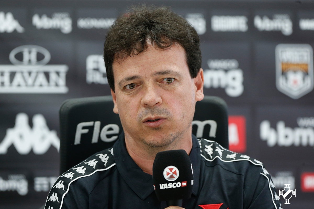 Fernando Diniz aponta desequilíbrio do Vasco e exalta atacante Rayan