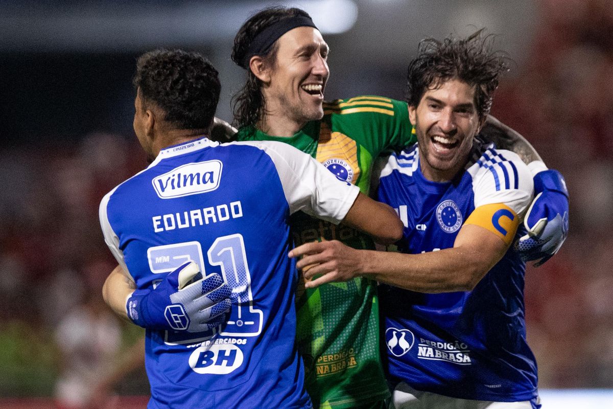 Com um gol em cada tempo, Cruzeiro vence CRB e segue na Copa do Brasil