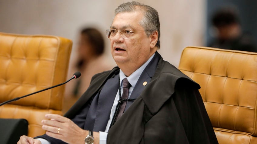 Dino critica embaixadas que “monitoram” ministros do STF