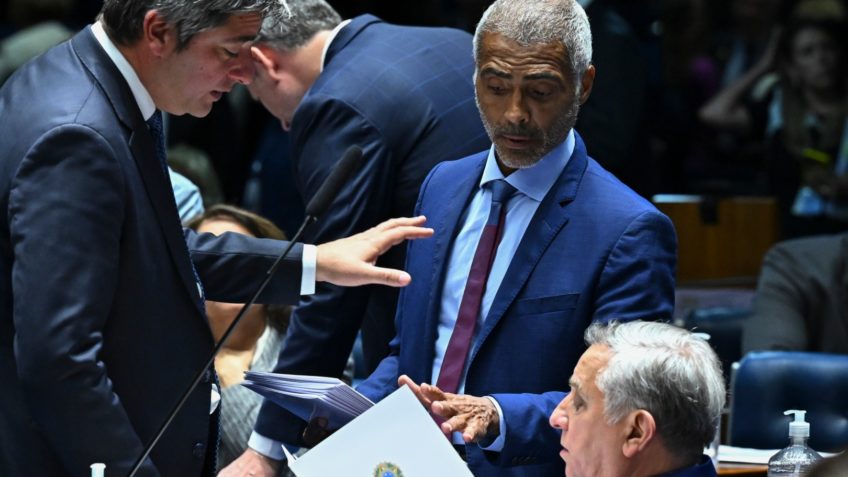 Romário nega rompimento com Bolsonaro: "Não devo nada a ninguém"
