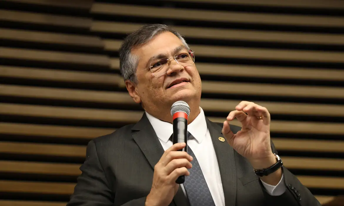 Dino rebate EUA e diz que não cabe a embaixadas monitorar Justiça