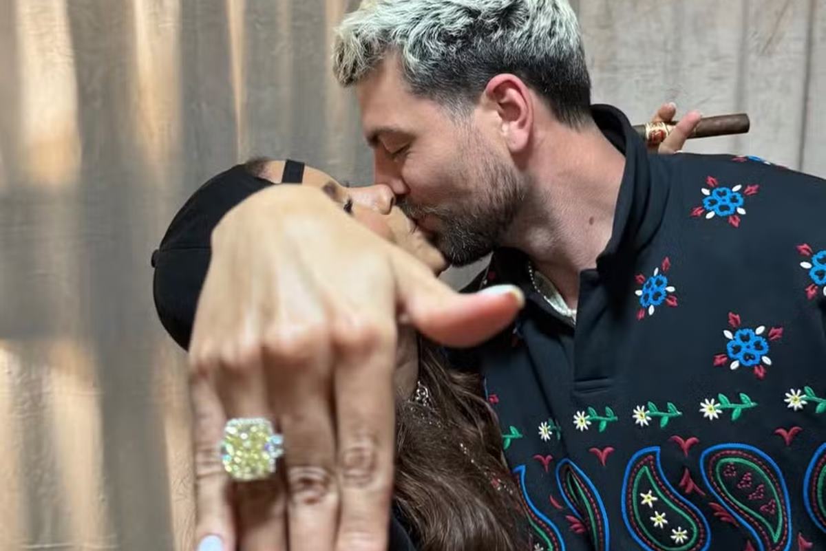 Anitta noiva? Cantora aparece com anel enorme em post de J Balvin