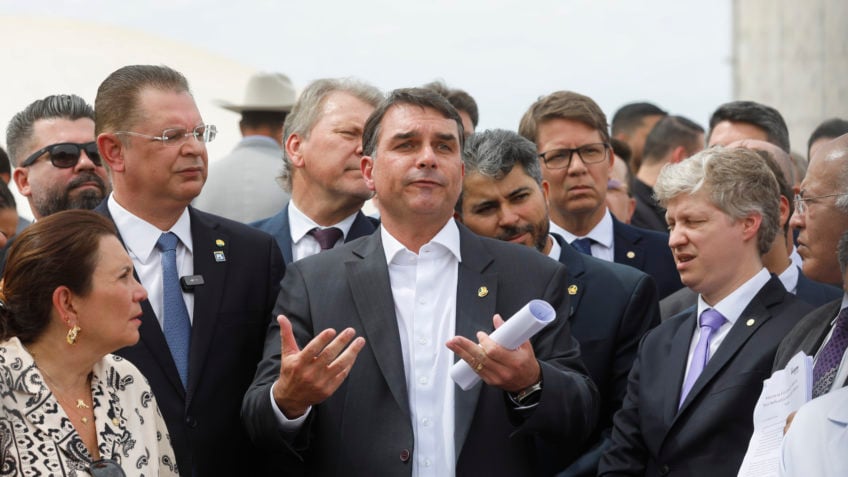 Se a lei valesse para todos, Moraes já teria caído, diz Flavio