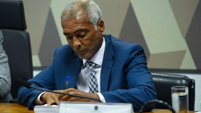 Oposição inicia movimento contra Romário após recusa sobre Moraes