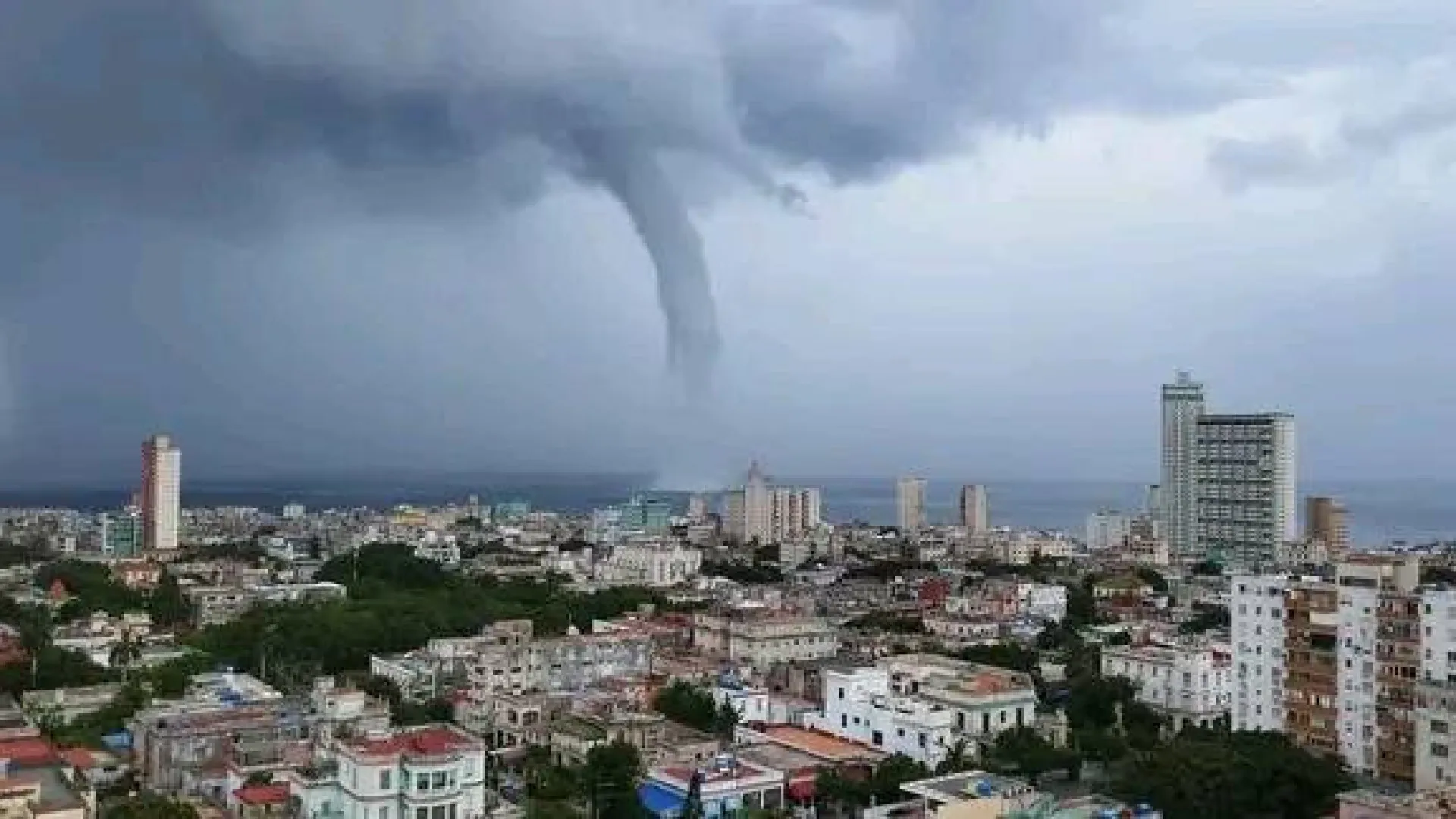Tromba d'água se forma à 'beira' de Havana; imagens em Cuba impressionam