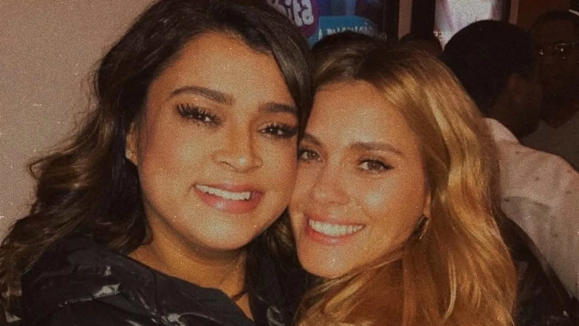 Carolina Dieckmann e neta de Preta Gil cantam 'Sinais de Fogo' em festa