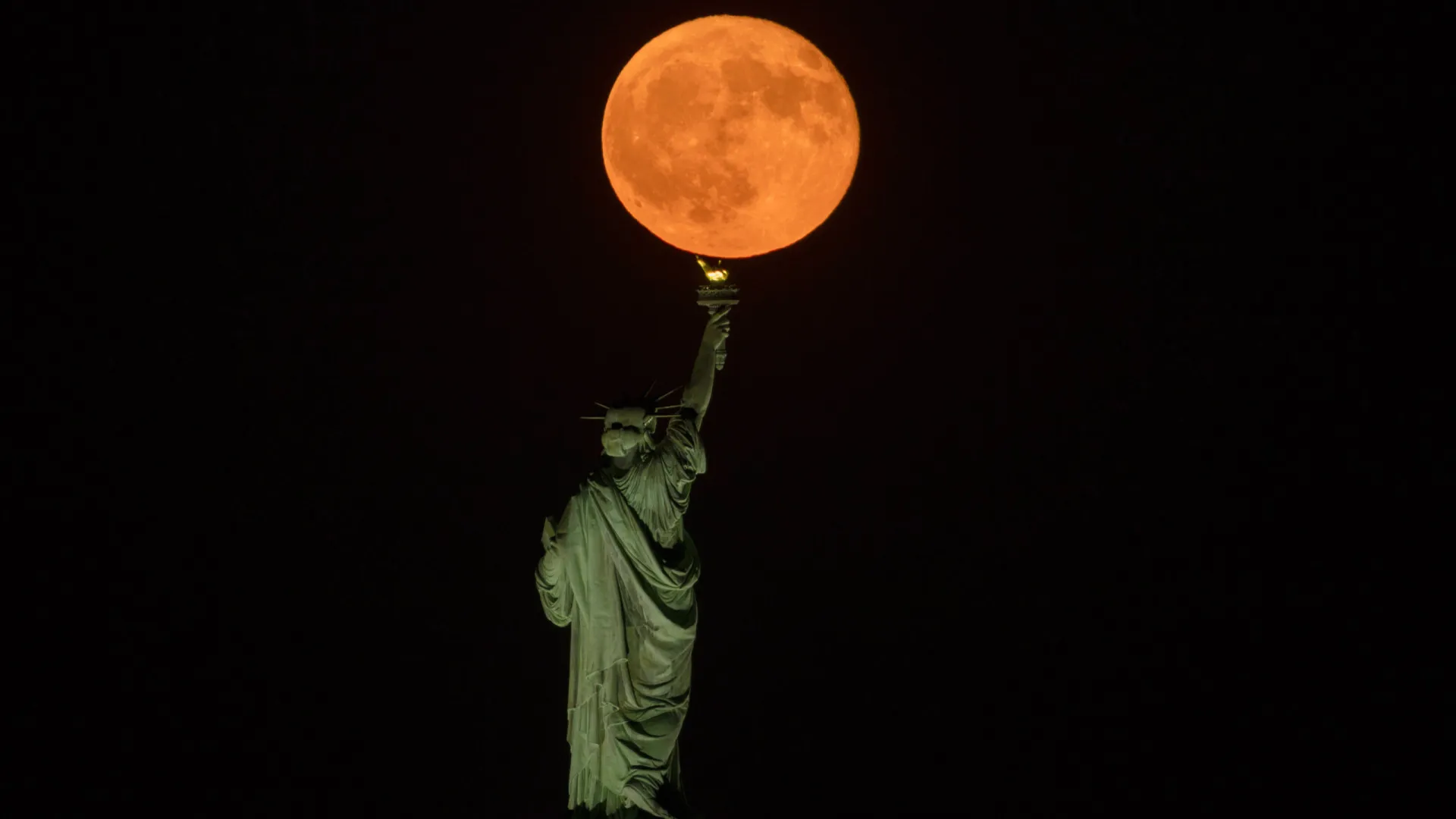'Lua do Esturjão' tomou conta dos céus e as imagens são impressionantes