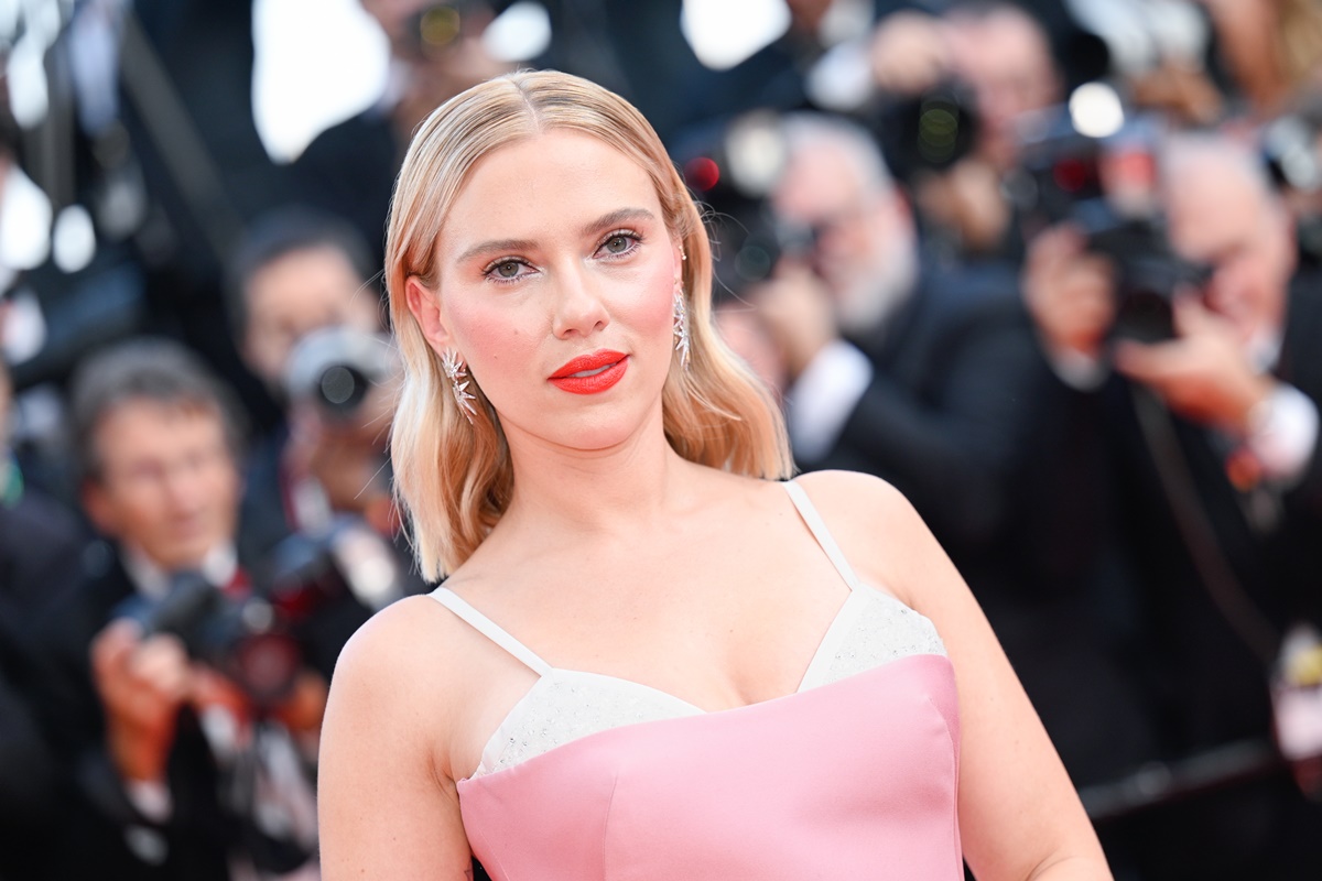 A inusitada coincidência entre Scarlett Johansson e a banda AC/DC