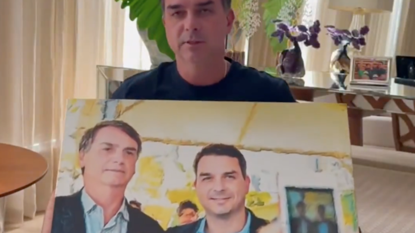 No Dia dos Pais, Flávio lamenta não poder postar foto com Bolsonaro