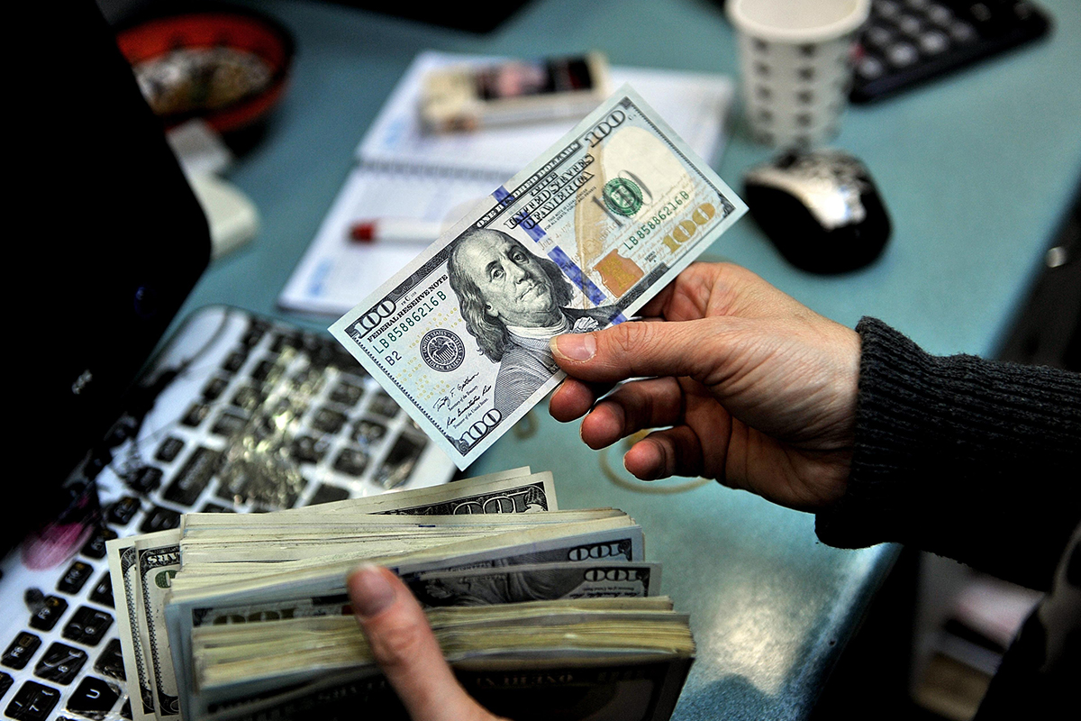 Dólar oscila enquanto mercado aguarda anúncio de plano contra tarifaço