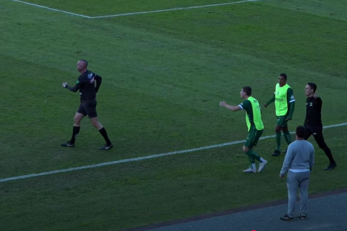 Jogador é expulso após urinar em campo durante jogo em Santa Catarina