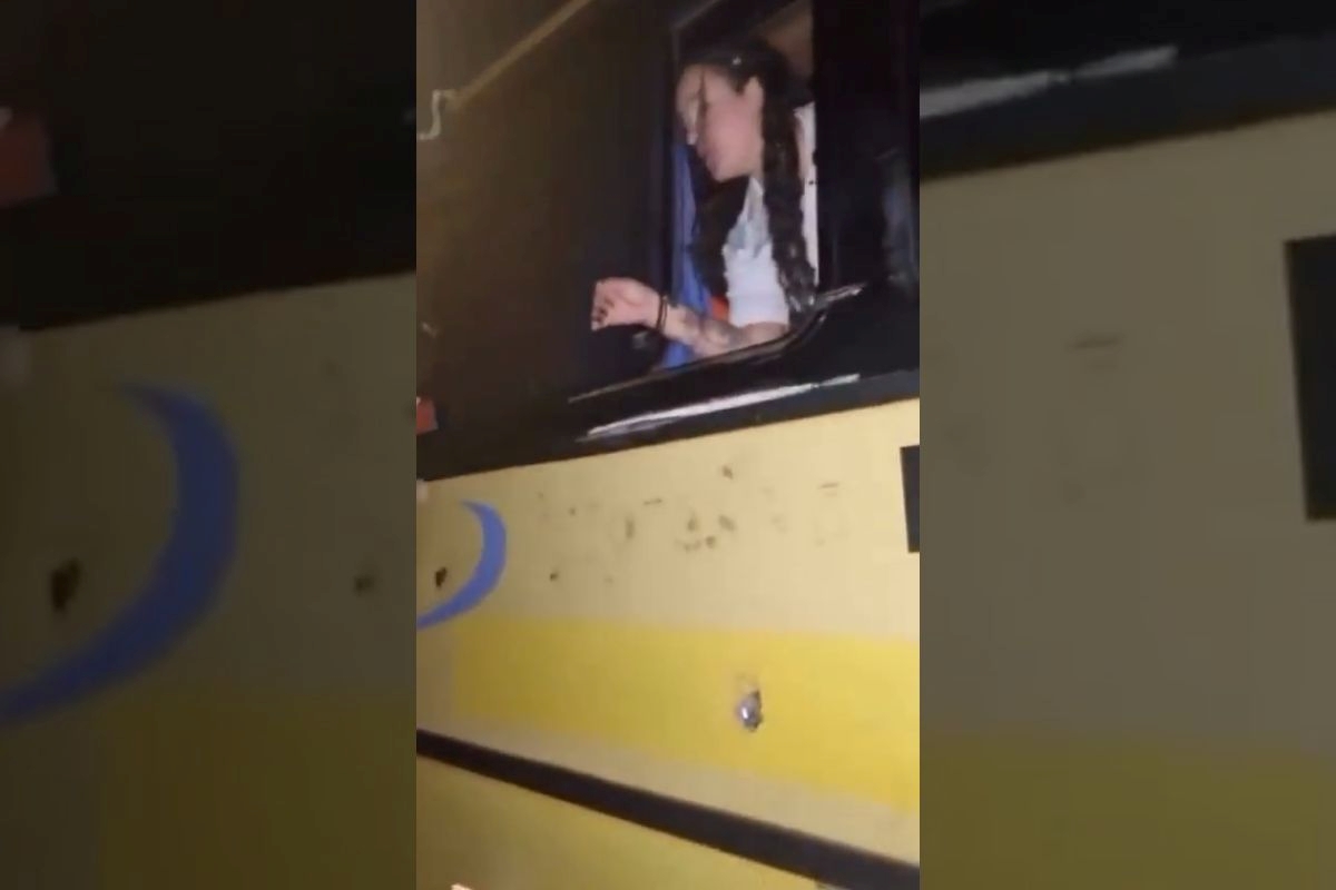Vídeo: torcedores do Cruzeiro atacam ônibus de organizada do Santos