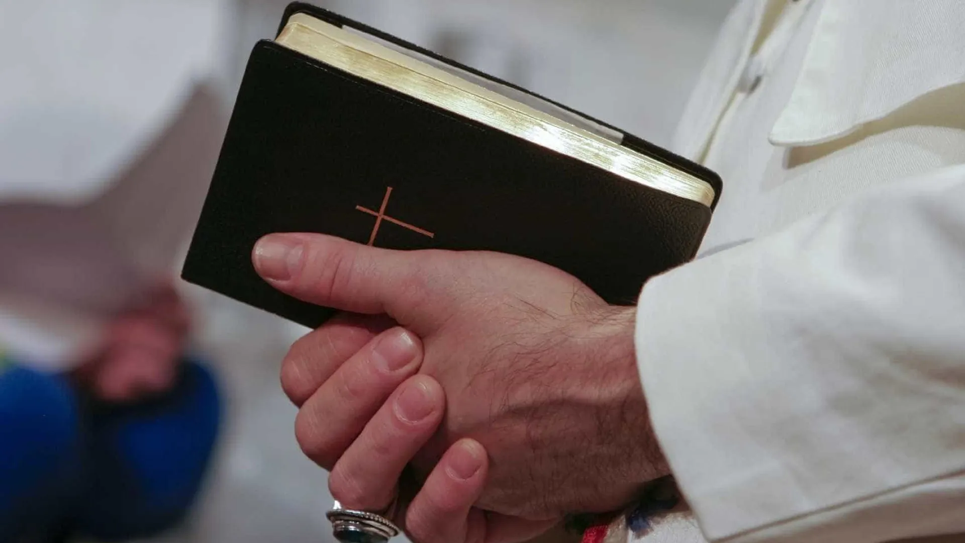 Igreja nomeia padre condenado por estupro e abre crise na França