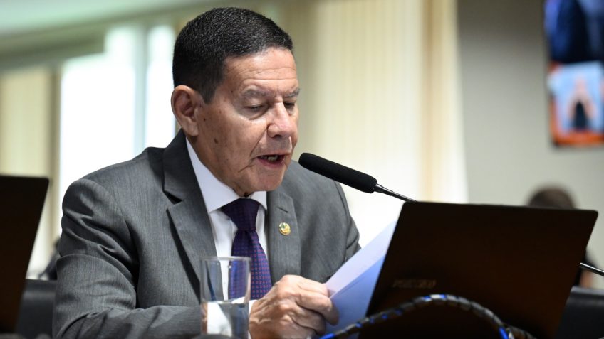 Mourão a Lula: vista "sandálias da humildade" e fale com Trump