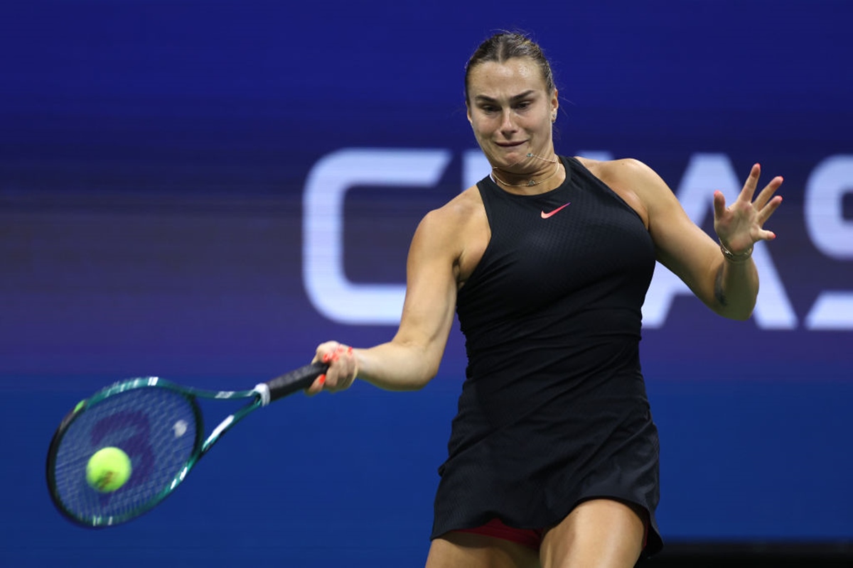 Saiba por que Sabalenka “curte” xingar em português na quadra