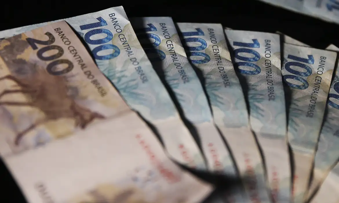 Brasileiros sacam R$ 318,37 milhões em valores a receber em junho