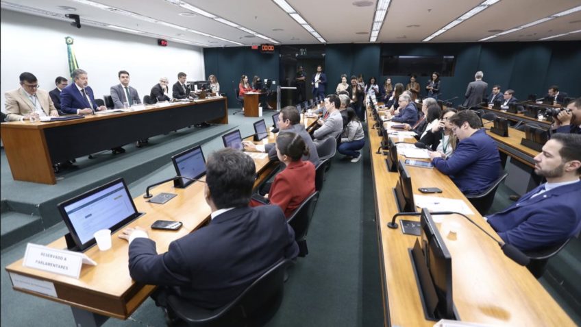 Câmara criará grupo para debater projetos contra “adultização”