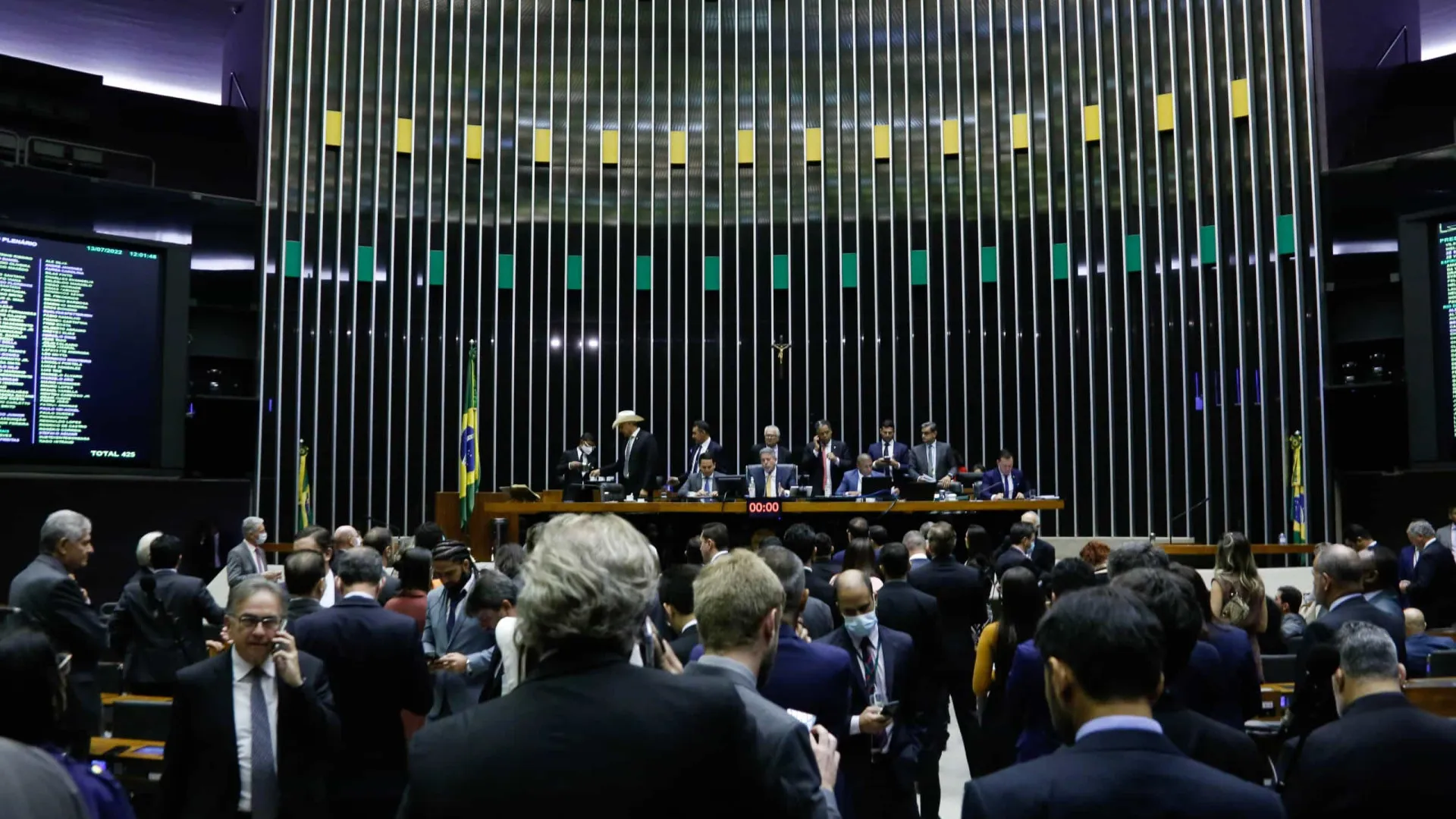 Sem acordo, Câmara não pauta foro privilegiado nem anistia a 8/1