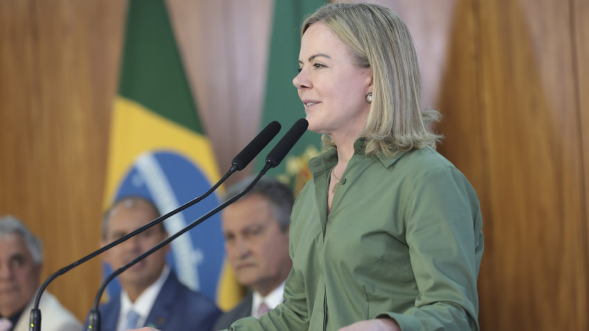 Carta de Ibaneis a Donald Trump é “subserviente”, diz Gleisi