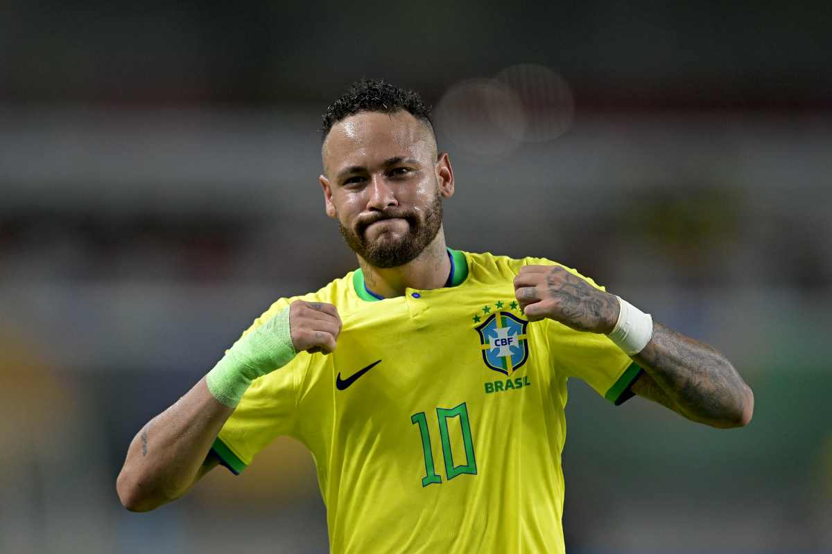 Neymar recebe presente da CBF por artilharia com a Seleção Brasileira