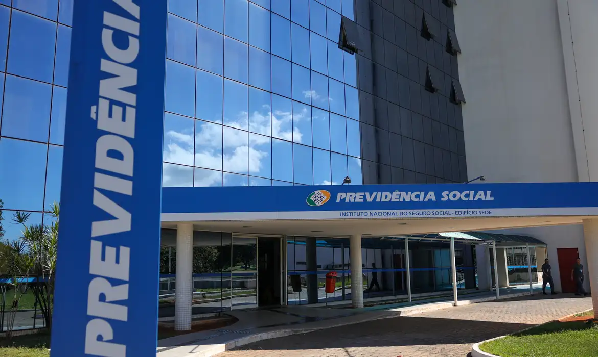 INSS: Senado aprova bônus para servidor acelerar análise de benefícios