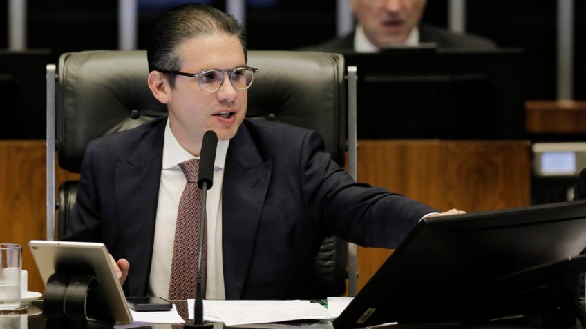 Motta diz que vai acelerar projeto contra adultização de crianças