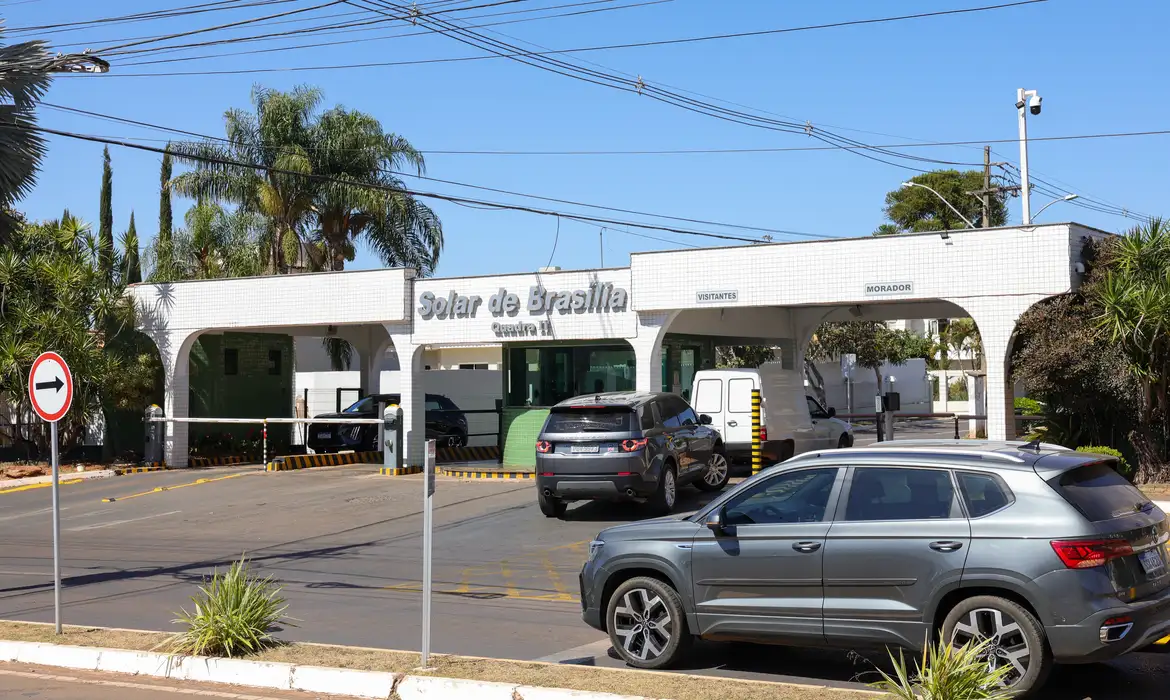 Moraes diz que visitas a Bolsonaro devem ter anuência da defesa