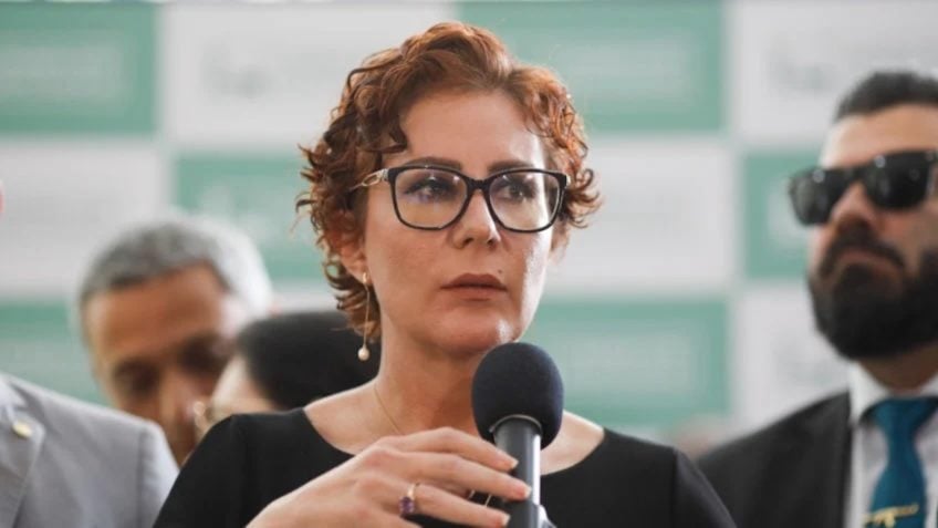 Carla Zambelli passa mal em audiência na Itália