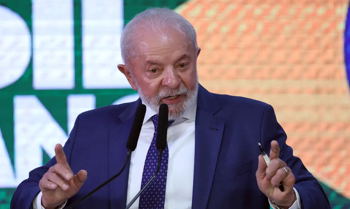 Lula cobra regulamentação de lei sobre economia solidária