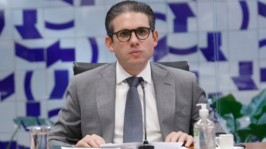 Atuação de Eduardo Bolsonaro não é razoável, diz Motta